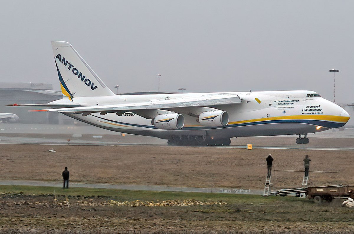 UR-82007.2.jpg