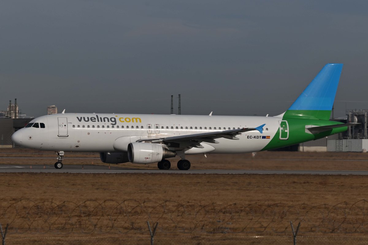 EC-KDT Vueling Airbus A320-216.JPG