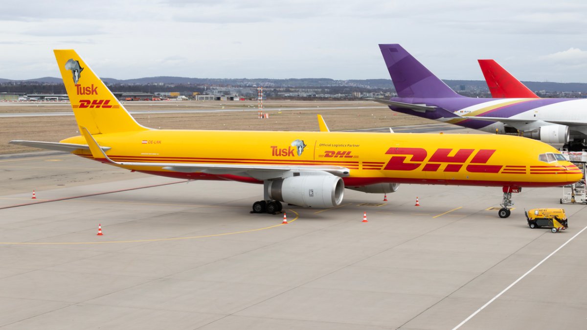 DHL Aviation 757-223 PCF WL OE-LNK