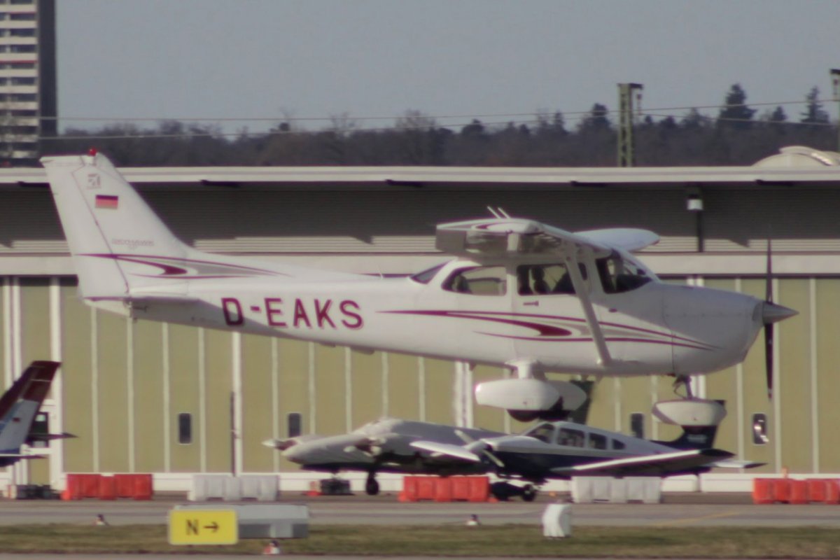 D-EAKS      Cessna 172S  Skyhawk
