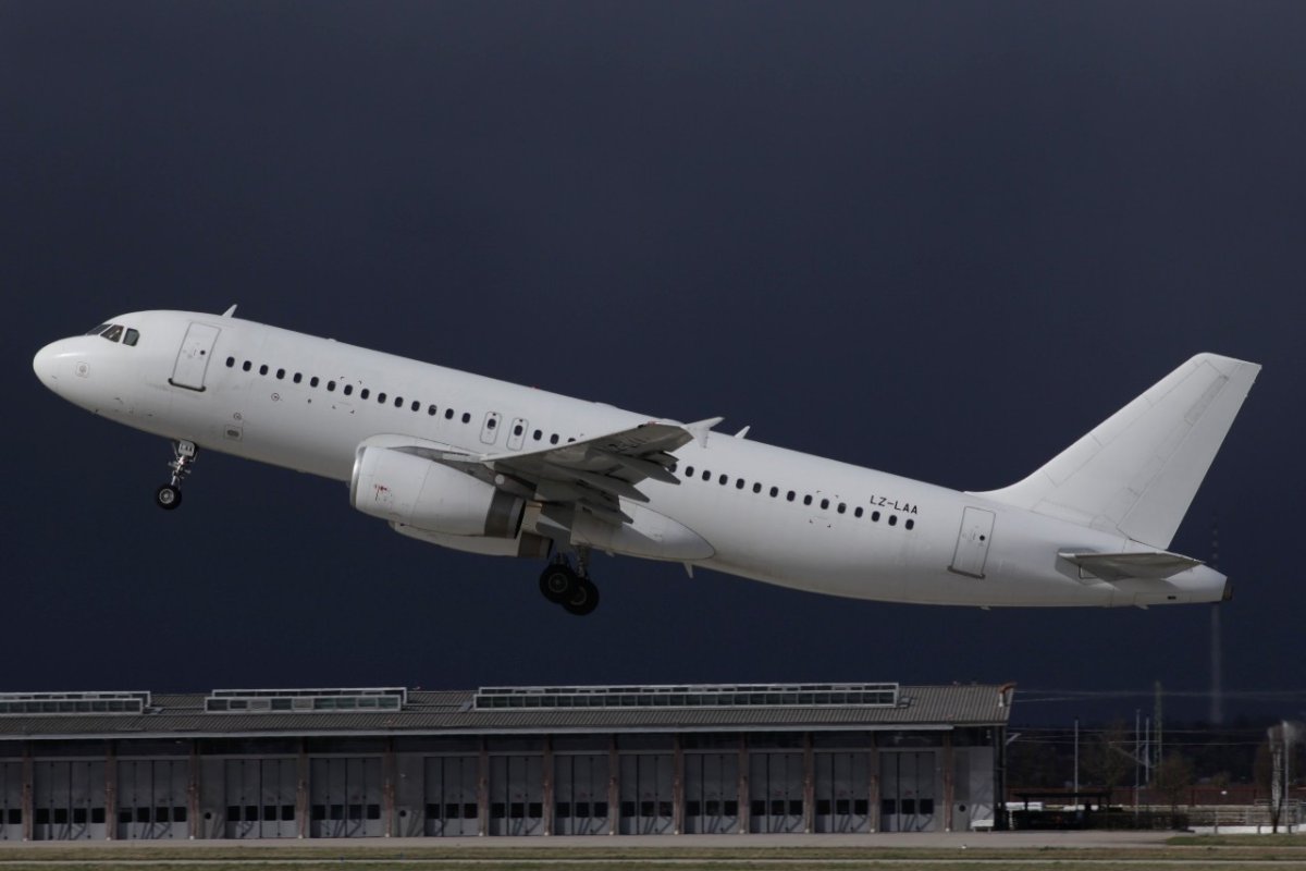 LZ-LAA         A320-231      European Air Charter