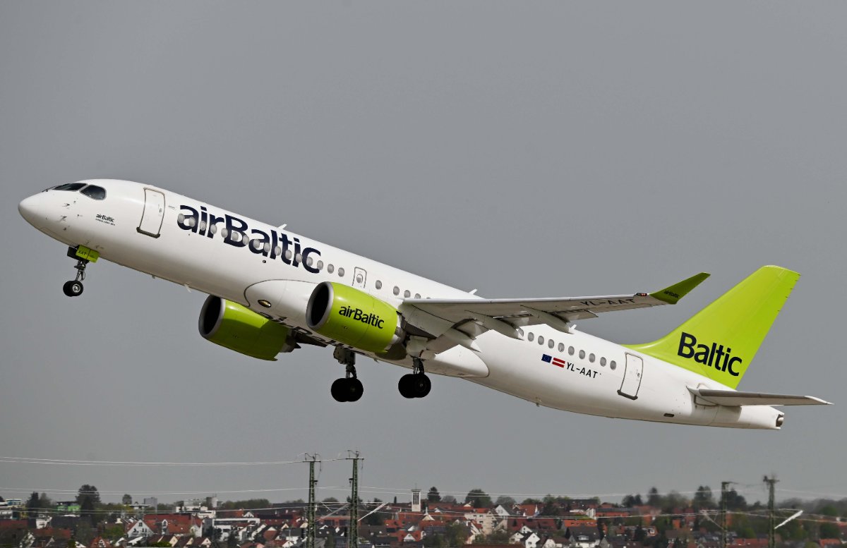 YL-AAT Air Baltic Airbus A220-371.JPG