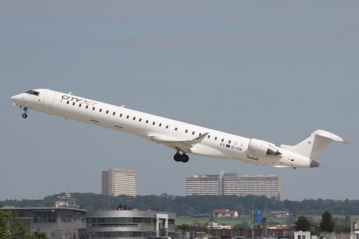 EI-HIA         Mitsubishi CRJ-1000       Cityjet