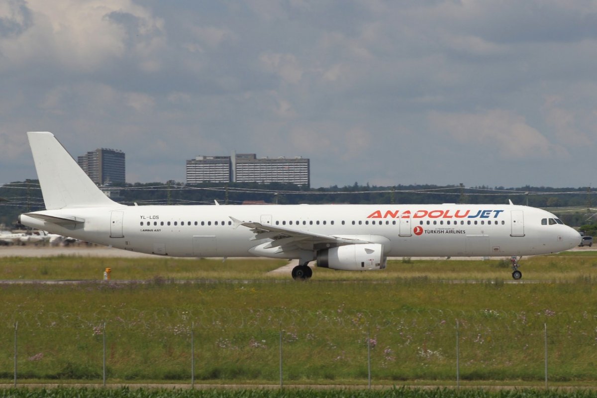YL-LOS          A321-231               AJet
