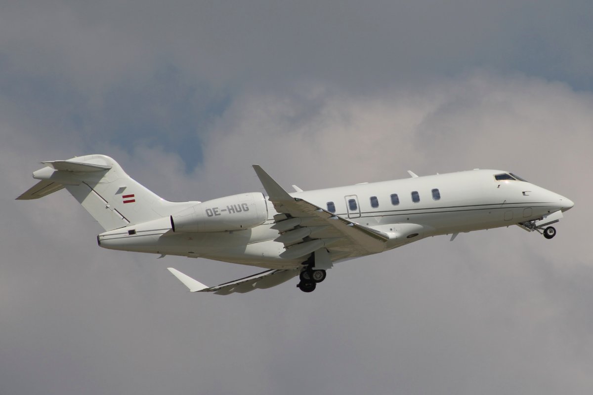 OE-HUG   Bombardier Challenger 350    Avcon Jet