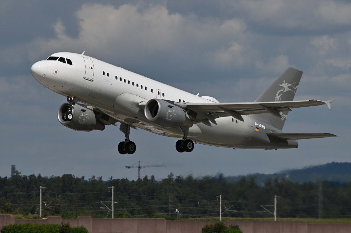 D-ACBN DC Aviation Airbus A319-115 ACJ.JPG