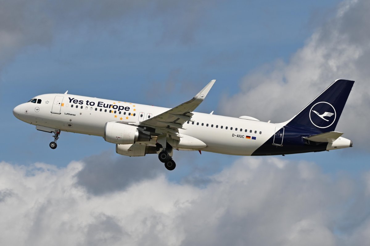 D-AIUC Lufthansa Airbus A320-214.JPG