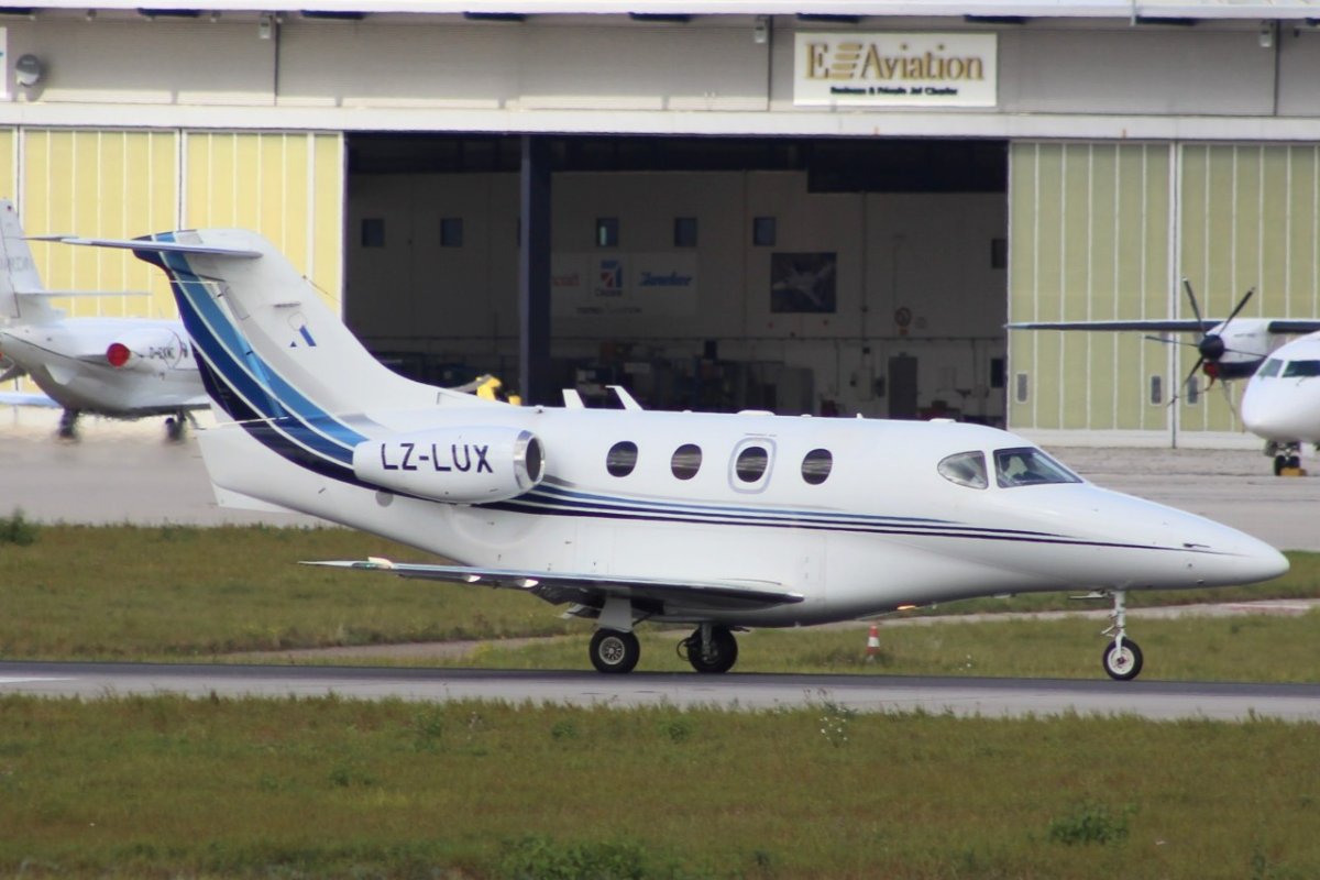 LZ-LUX         Beech 390 Premier