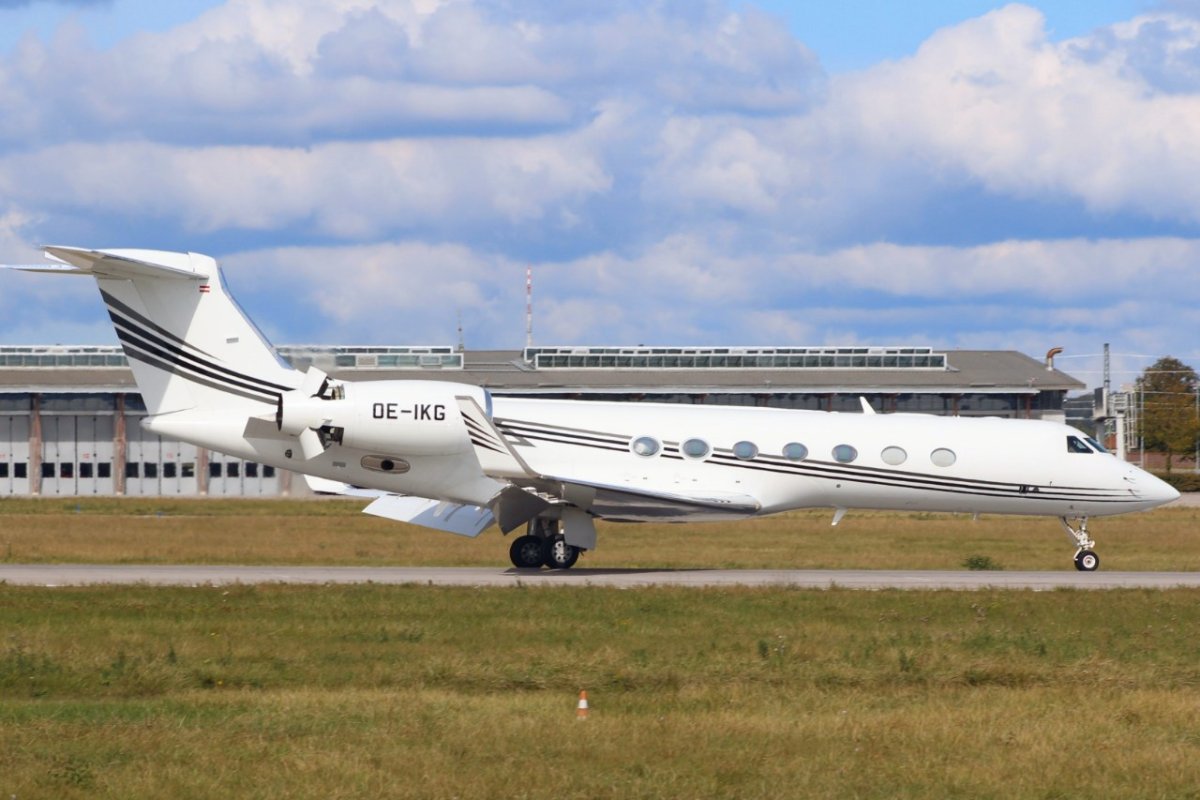OE-IKG Gulfstream G550 Skyside