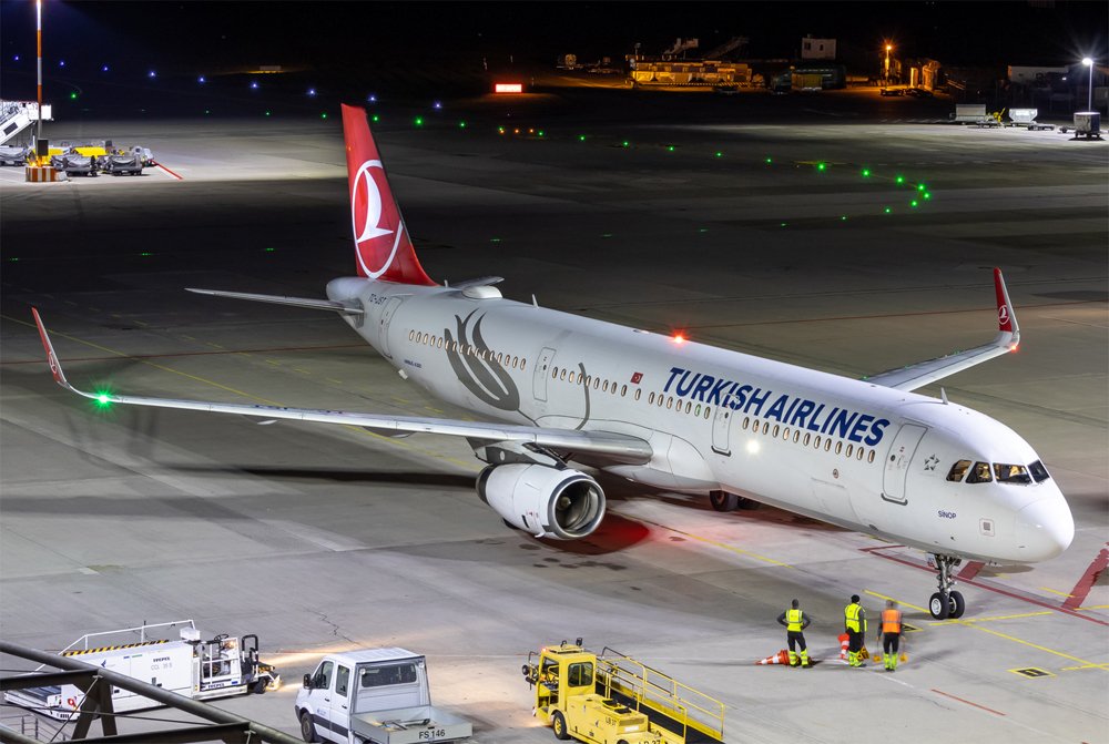 Turkish Airlines / TC-JST / Airbus A321-231