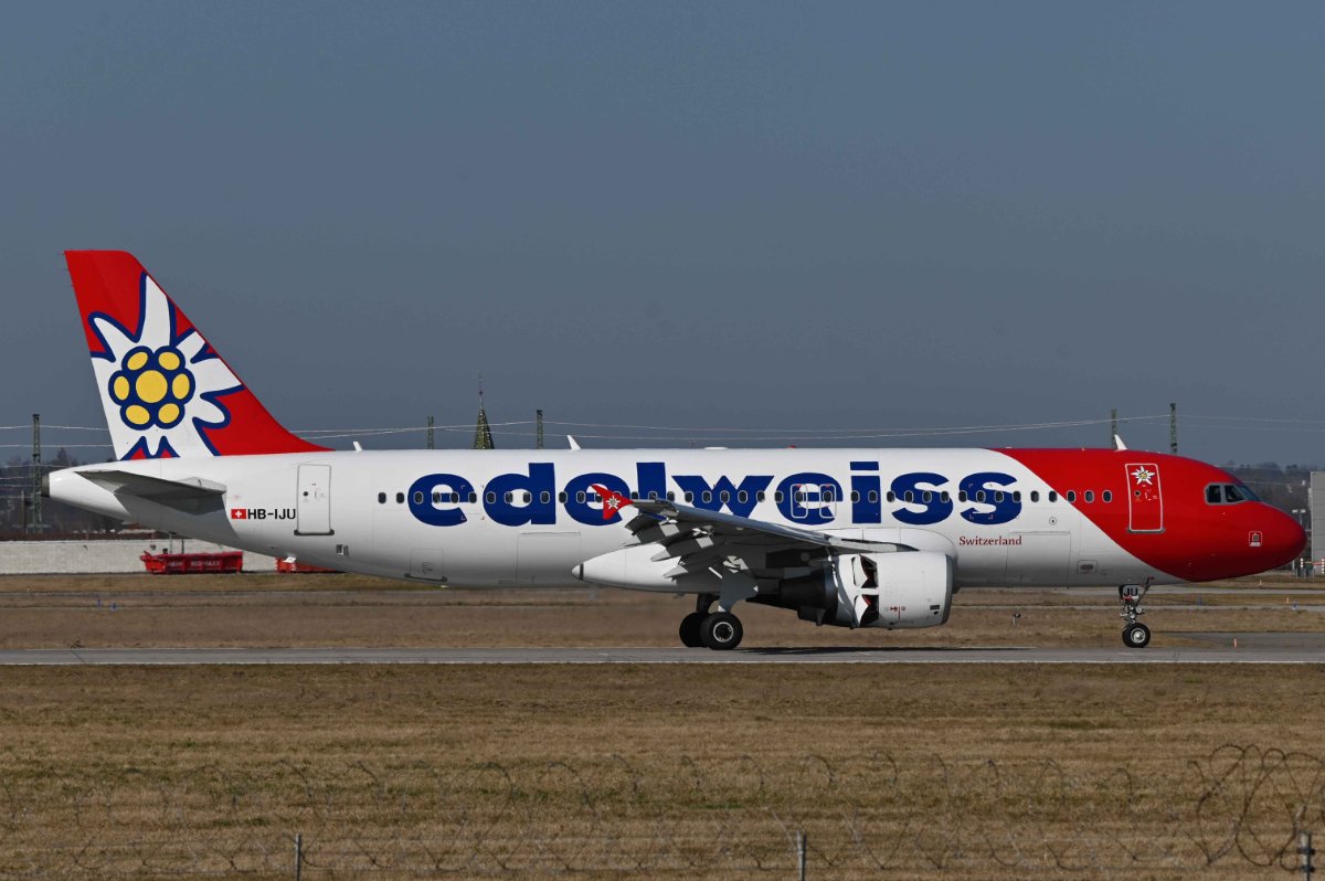 HB-IJU Edelweiss Air Airbus A320-214.JPG
