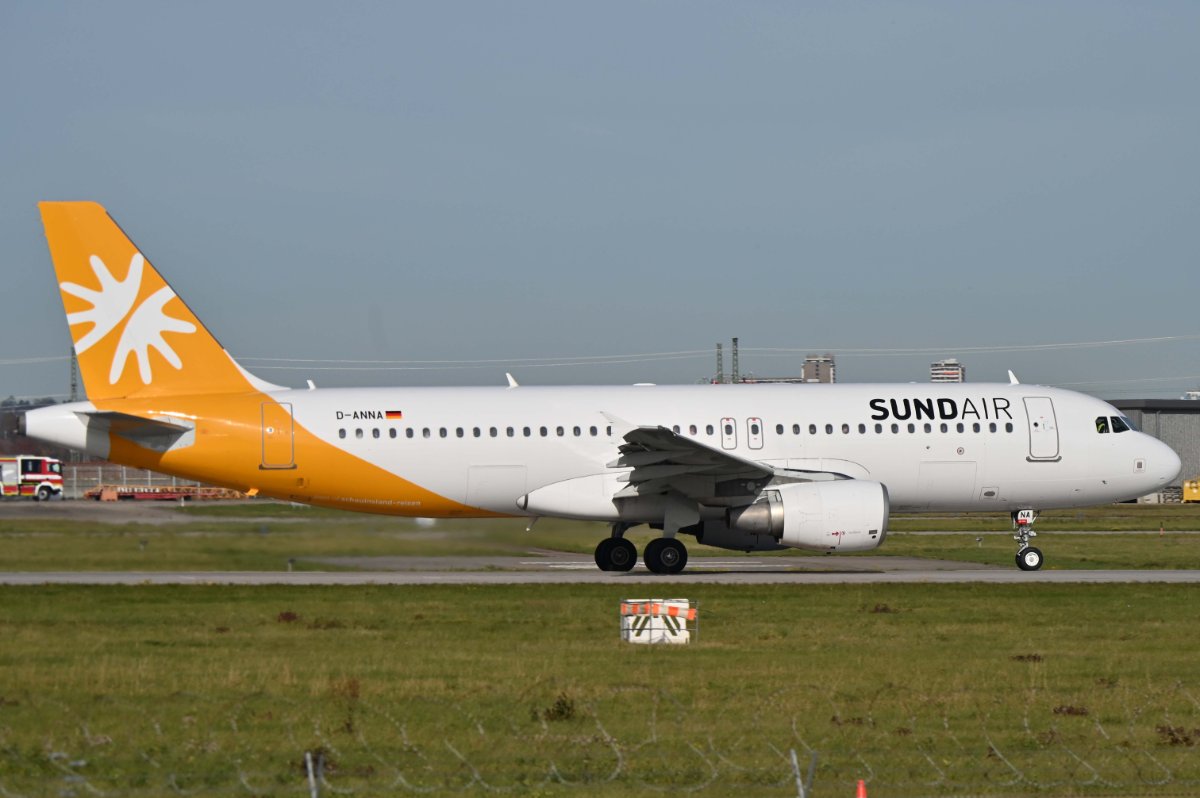 D-ANNA SUNDAIR Airbus A320-214.JPG
