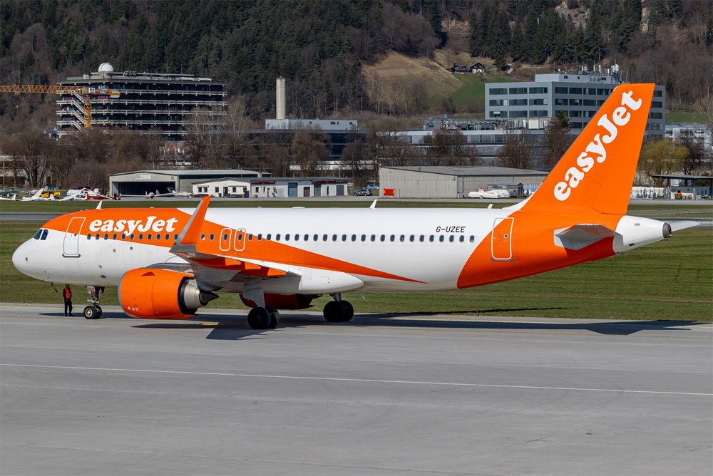 easyJet / G-UZEE / Airbus A320-251N