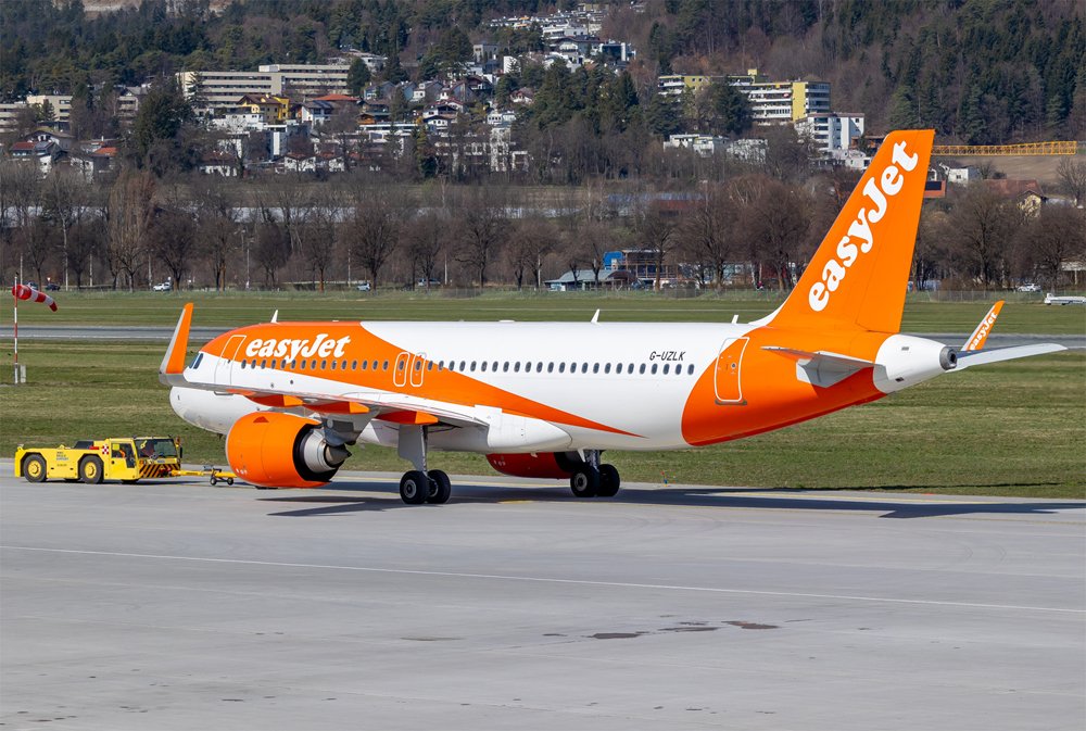 easyJet / G-UZLK /  Airbus A320-251N