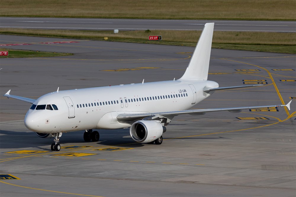 European Air Charter / LZ-LAN / Airbus A320-214