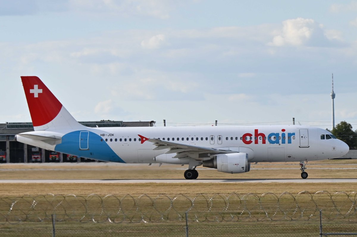 HB-JOK Chair Airlines Airbus A320-214.JPG