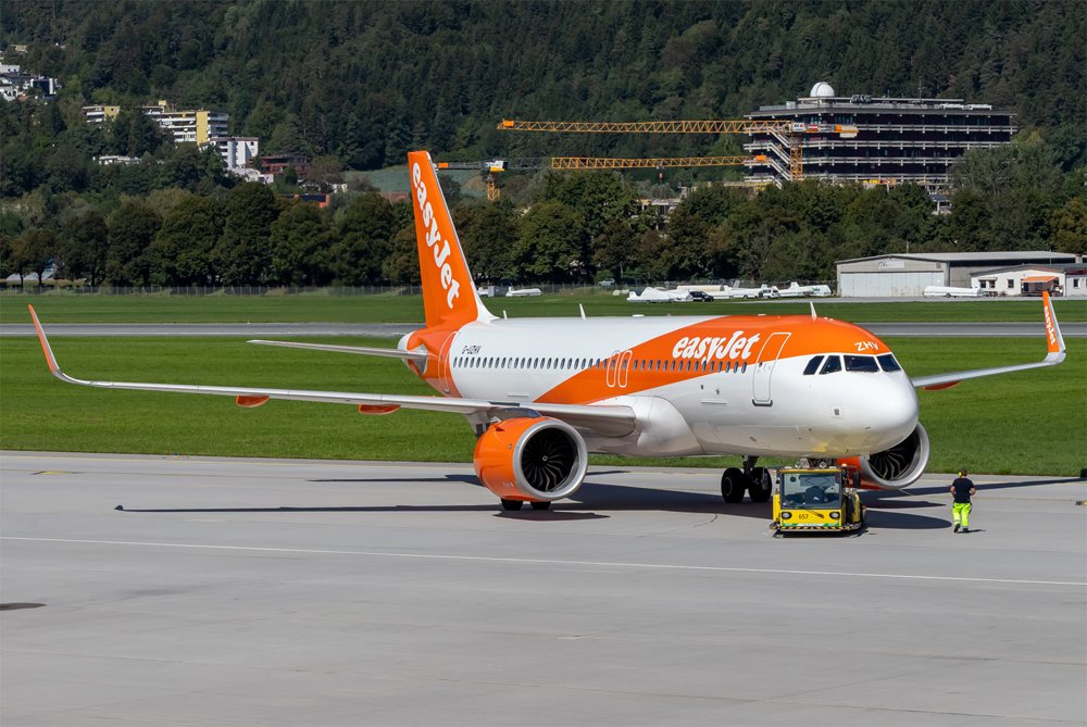 easyJet / G-UZHV / Airbus A320-251N