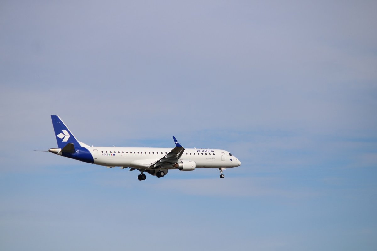 Air Dolomiti E195 I-ENJD mit der neuen Livery
